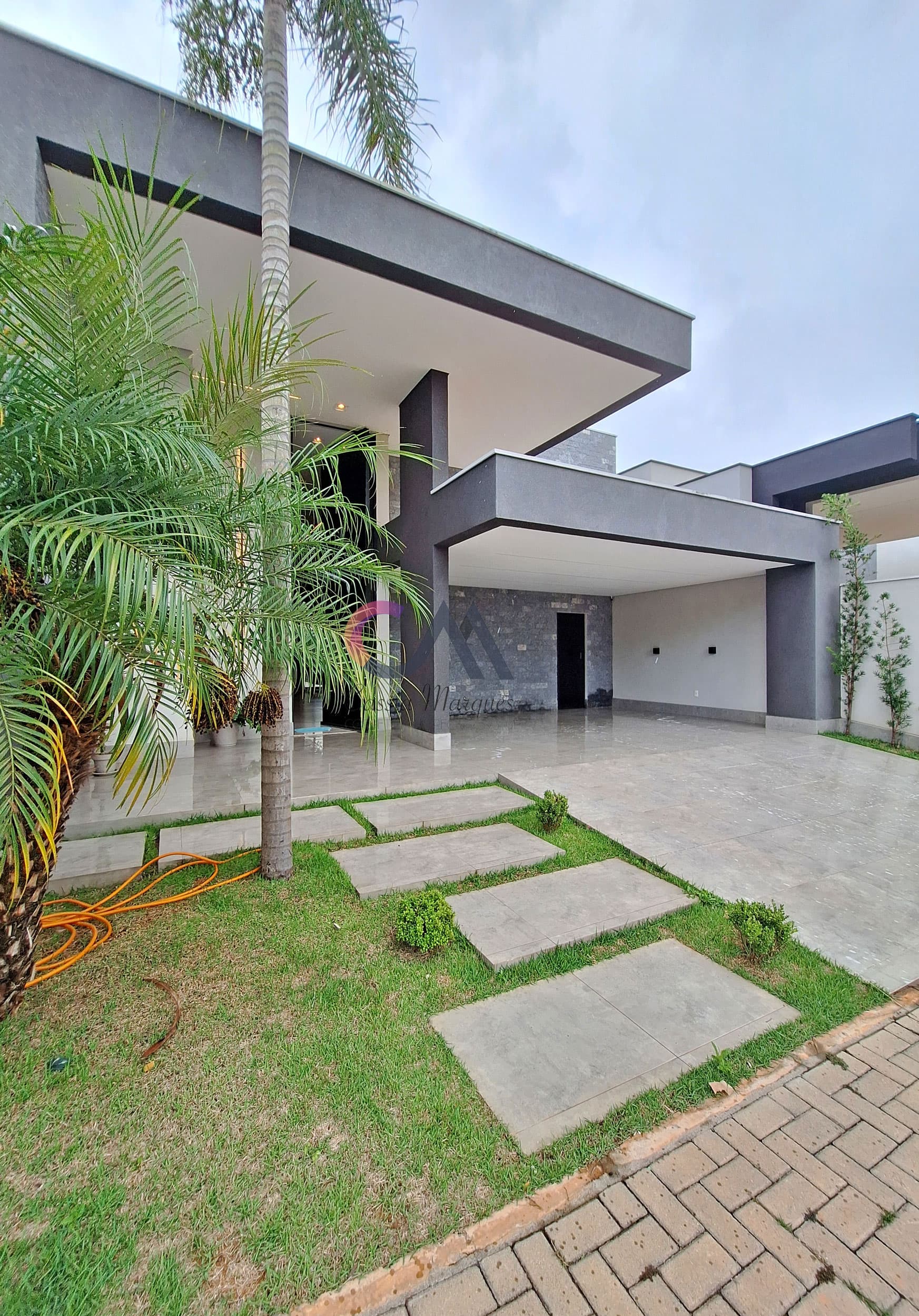 Casa moderna em estilo americano, alto padrão, em excelente condomínio com portaria 24 horas